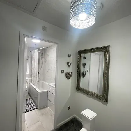 Entire Two Bed House With Gated Off Street Parking Apartment Manchester Exterior photo