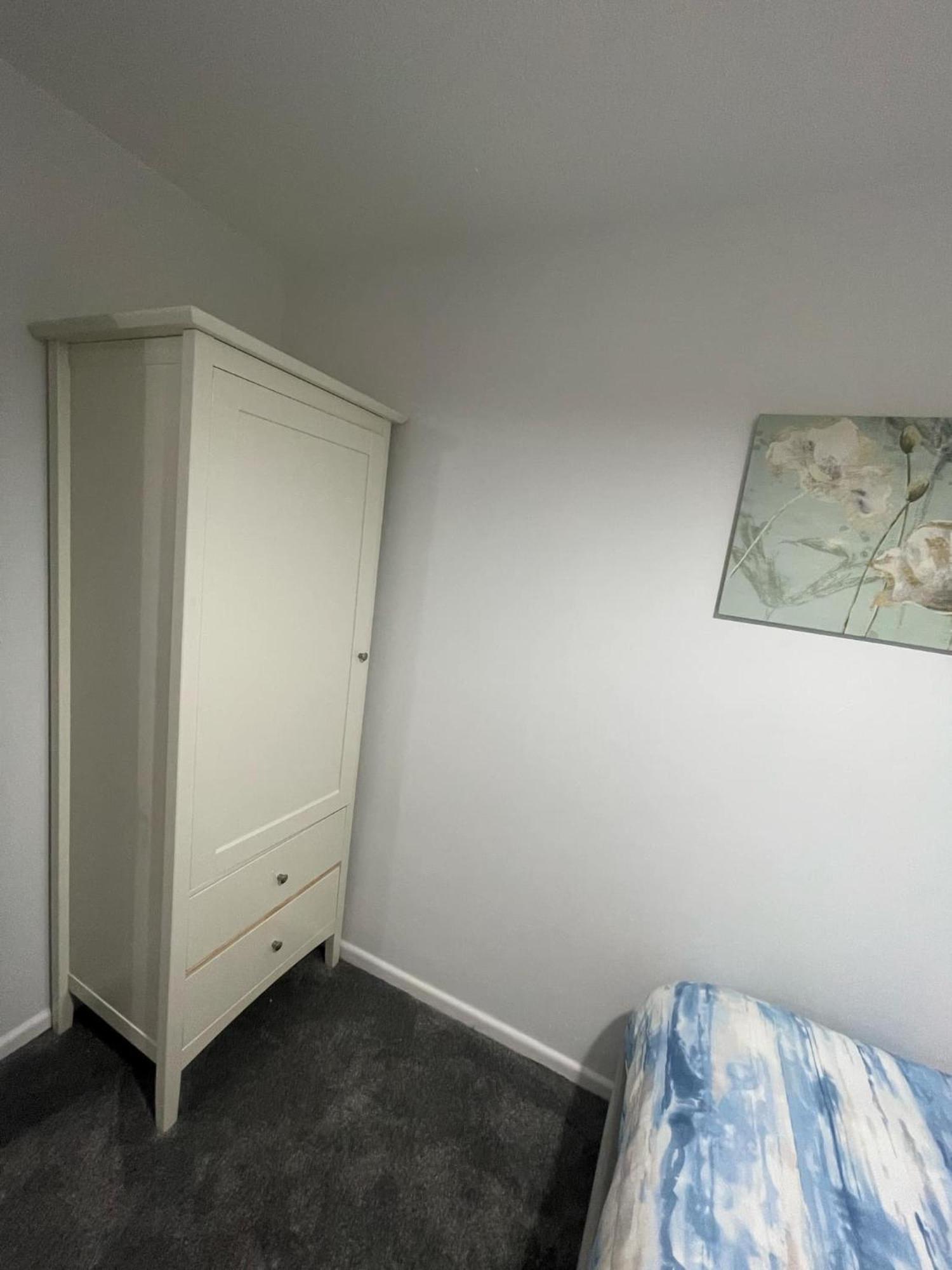 Entire Two Bed House With Gated Off Street Parking Apartment *