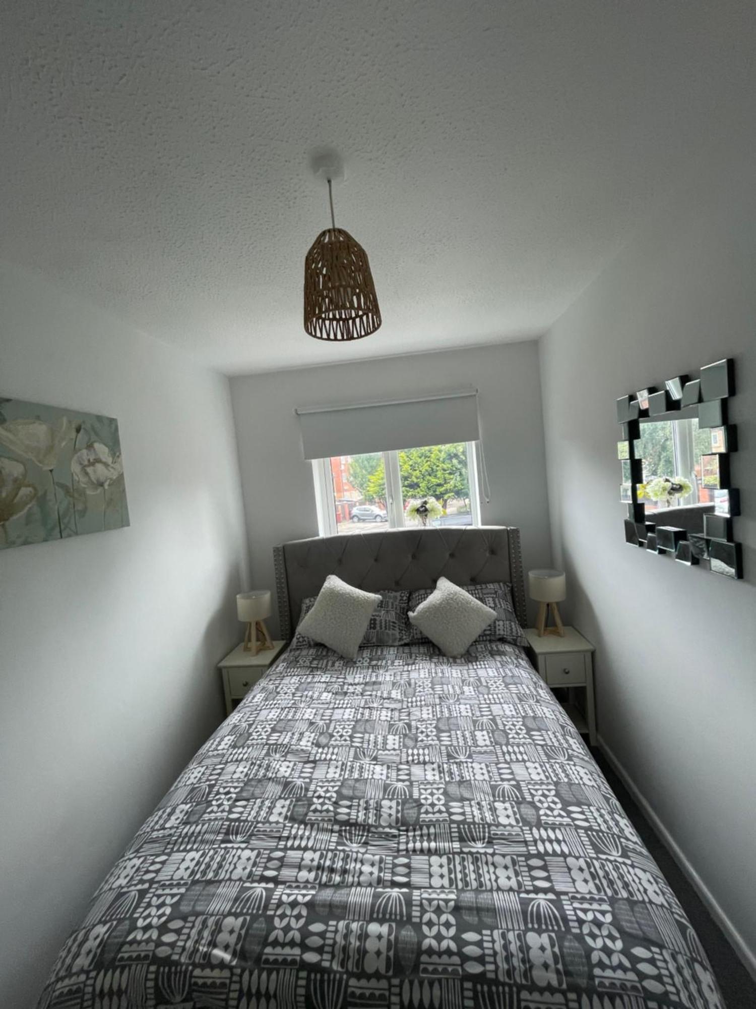 Appartement Entire Two Bed House With Gated Off Street Parking